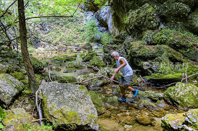 成人徒步旅行者冒险徒步通过峡谷与奇妙的瀑布，Gačnik, Soča河，Primorska，朱利安阿尔卑斯。斯洛文尼亚、欧洲
